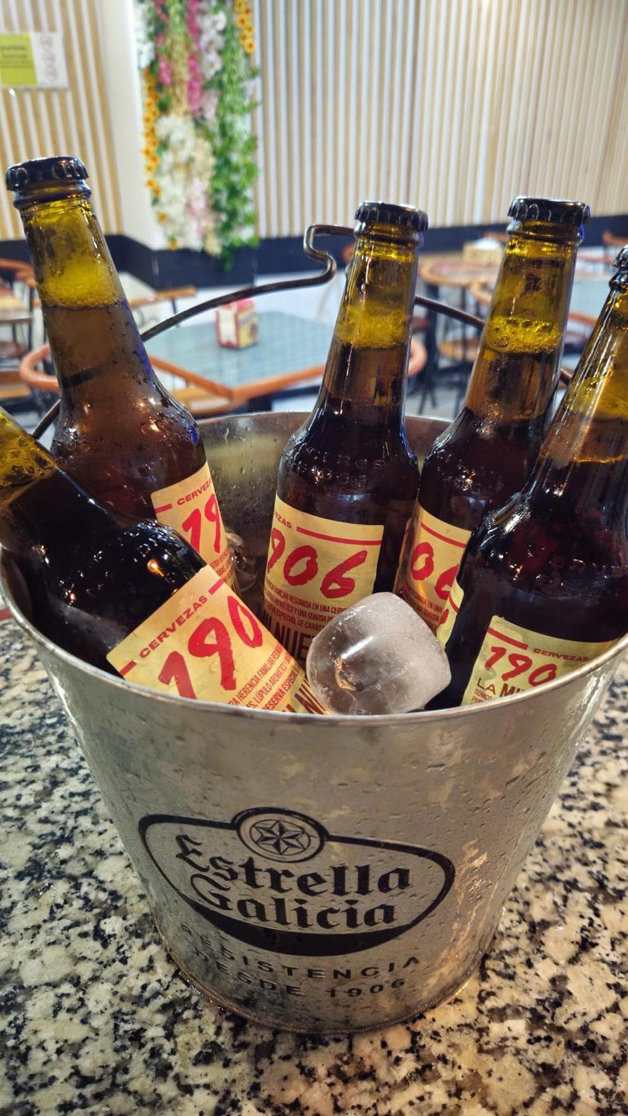 Cubo de cervezas frías