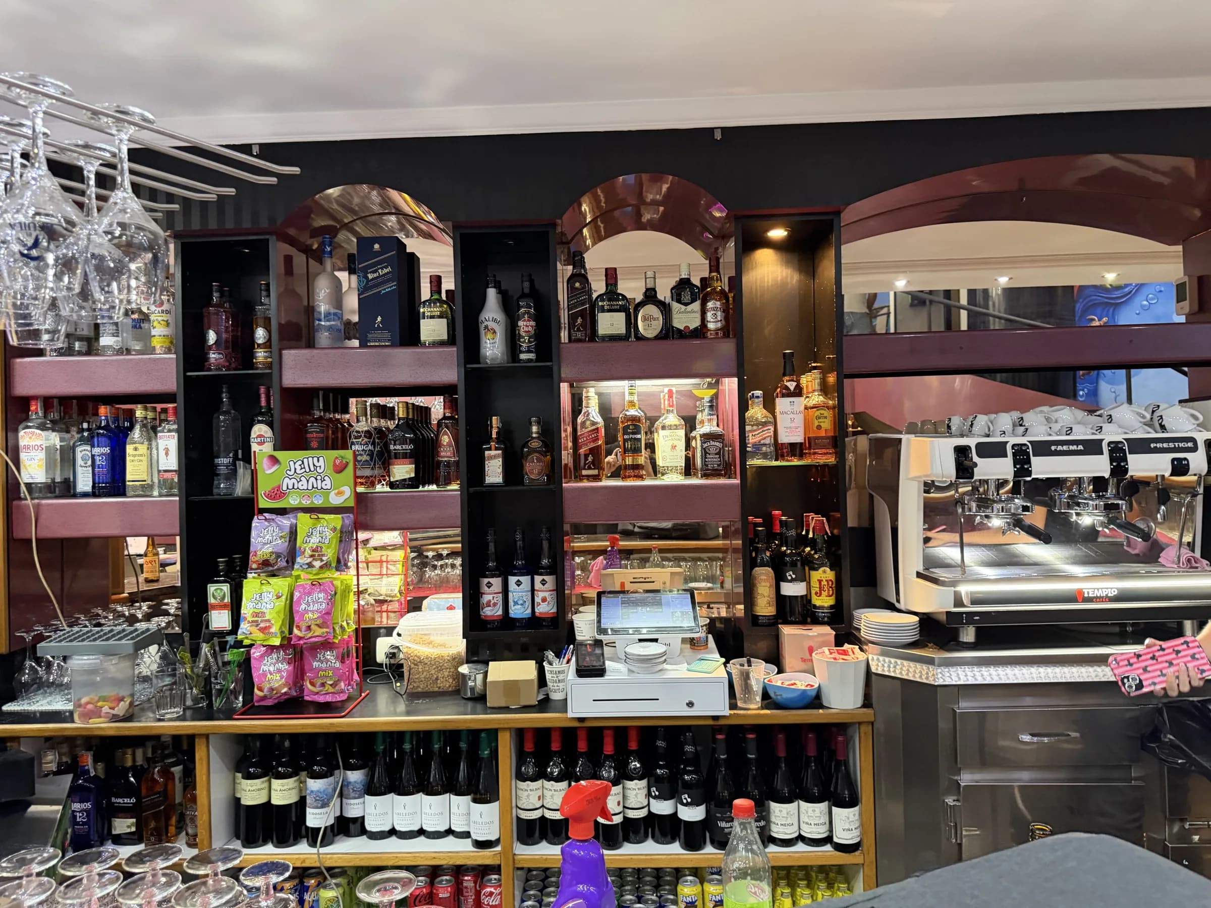 Cafetera y selección de bebidas de la barra
