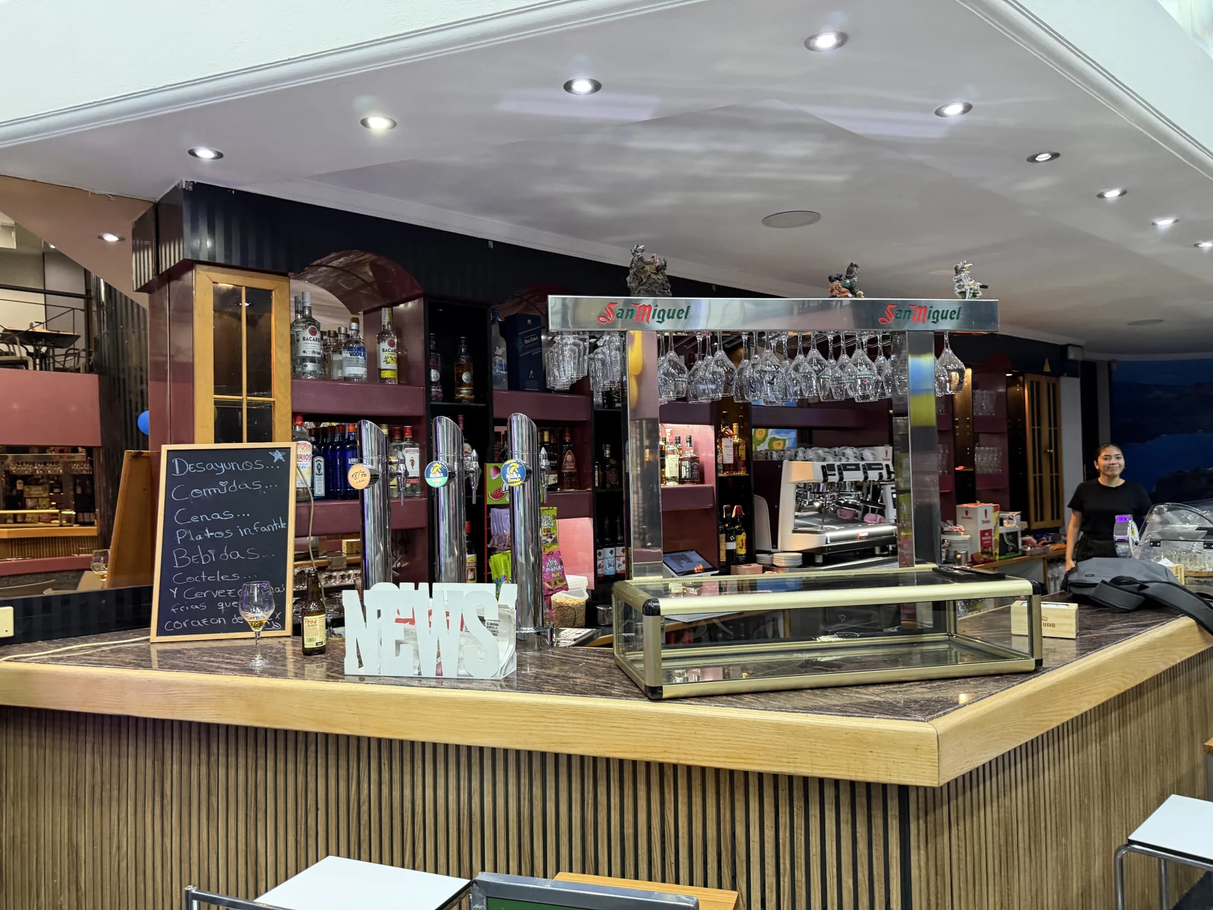 Barra principal de la cafetería El Ancla