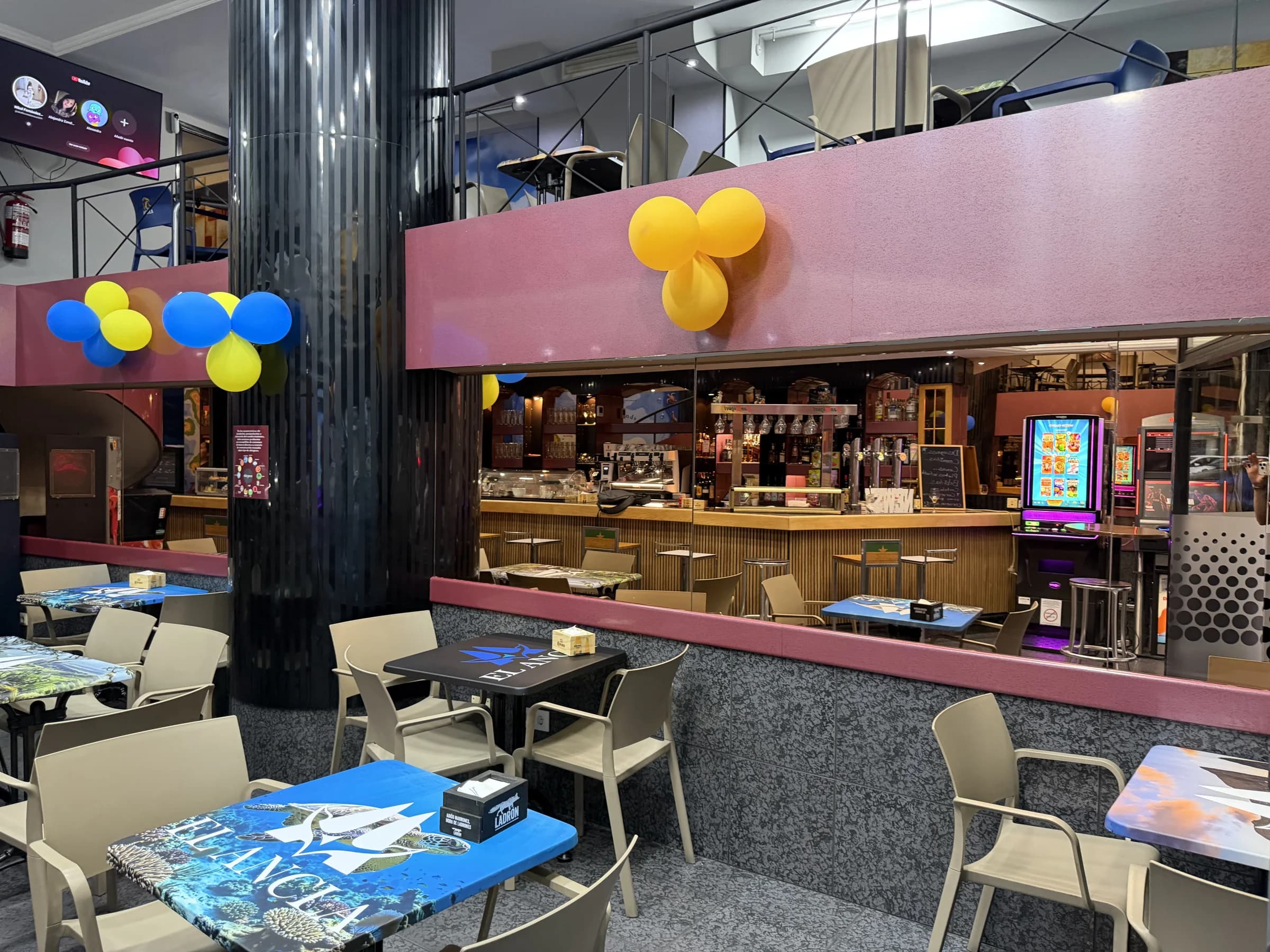 Salón principal con vistas a la barra de El Ancla